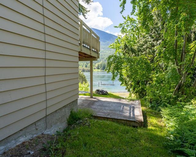 7484 Highway 3a, House detached with 4 bedrooms, 3 bathrooms and null parking in Central Kootenay E BC | Image 42