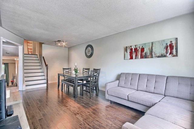 779 Greenfield Cres, House semidetached with 2 bedrooms, 2 bathrooms and 3 parking in Newmarket ON | Image 4