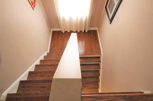 49 Mcmullen Cres, Townhouse with 3 bedrooms, 2 bathrooms and 1 parking in Brampton ON | Image 5