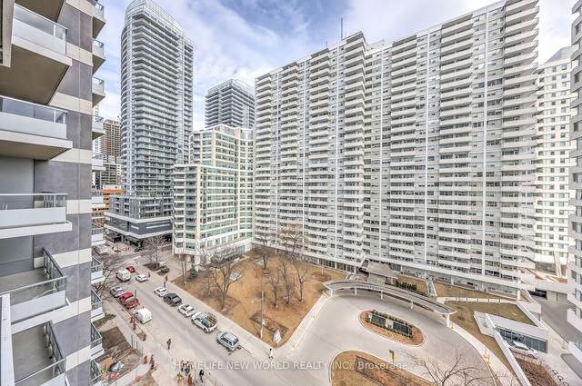 1011 - 50 Dunfield Ave, Condo with 2 bedrooms, 2 bathrooms and 1 parking in Toronto ON | Image 17