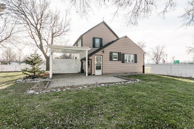21332 Wilson St, House detached with 3 bedrooms, 1 bathrooms and 8 parking in Strathroy Caradoc ON | Image 3
