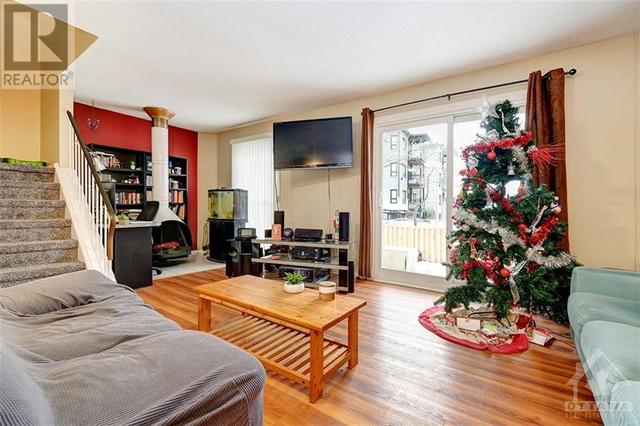 42 Compata Way, Townhouse with 3 bedrooms, 2 bathrooms and 2 parking in Ottawa ON | Image 4