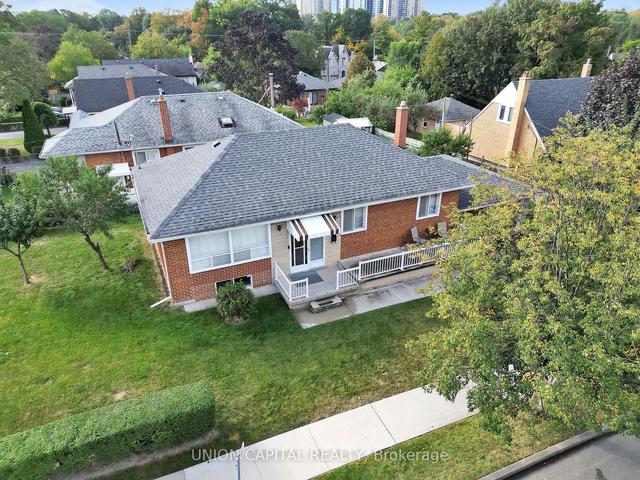 66 Ridge Point Cres, House detached with 2 bedrooms, 1 bathrooms and 1 parking in Toronto ON | Image 1