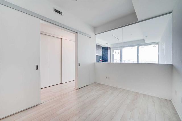 4211 - 197 Yonge St, Condo with 1 bedrooms, 1 bathrooms and 1 parking in Toronto ON | Image 7