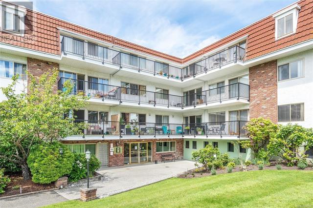 129 - 1680 Poplar Ave, Condo with 2 bedrooms, 1 bathrooms and 1 parking in Saanich BC | Image 24