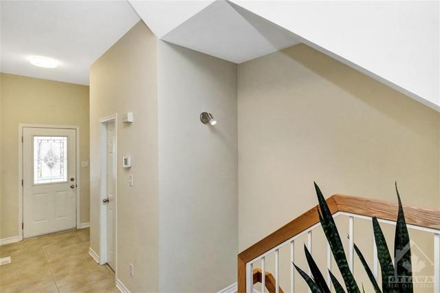 379 Hillsboro Private, Townhouse with 3 bedrooms, 3 bathrooms and 2 parking in Ottawa ON | Image 2