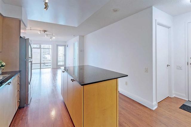 1801 - 2191 Yonge St, Condo with 1 bedrooms, 2 bathrooms and 1 parking in Toronto ON | Image 2