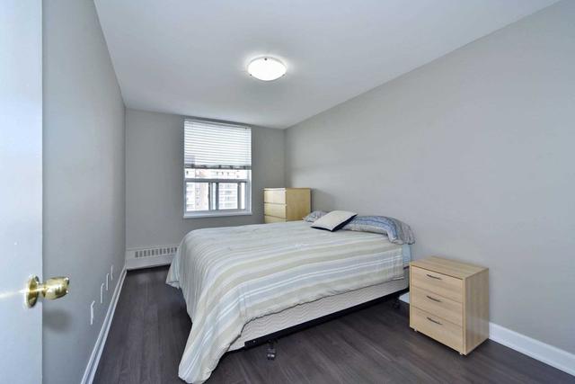 813 - 25 Four Winds Dr, Condo with 3 bedrooms, 2 bathrooms and 1 parking in Toronto ON | Image 2
