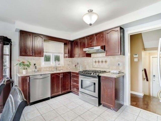 18 Grape Tr, House detached with 3 bedrooms, 3 bathrooms and 3 parking in Brampton ON | Image 6