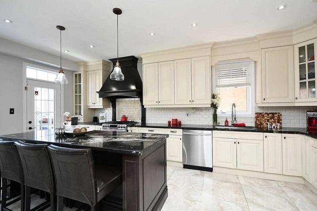 25 Moldovan Dr, House detached with 4 bedrooms, 4 bathrooms and 6 parking in Brampton ON | Image 4