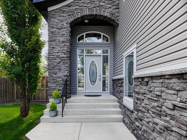 39 Cougar Plateau Place Sw, House detached with 4 bedrooms, 3 bathrooms and 4 parking in Calgary AB | Image 2