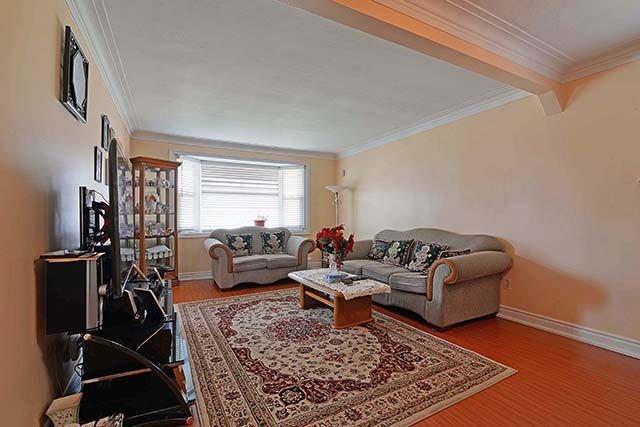 109 Commonwealth Ave, House detached with 3 bedrooms, 2 bathrooms and 4 parking in Toronto ON | Image 6