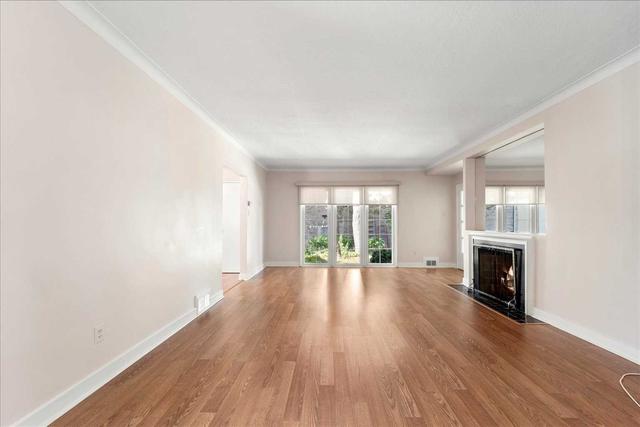 2 Ainsley Gdns, House detached with 2 bedrooms, 1 bathrooms and 5 parking in Toronto ON | Image 6