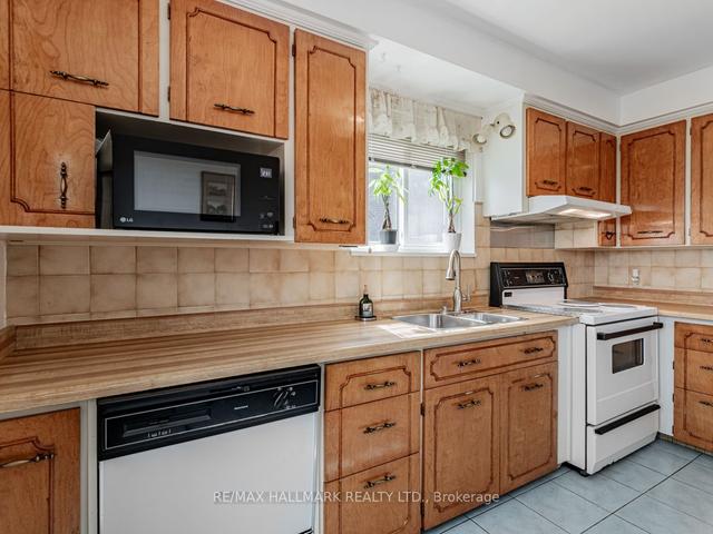 17 Windhill Cres, House semidetached with 3 bedrooms, 2 bathrooms and 4 parking in Toronto ON | Image 7