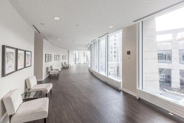 405 - 2191 Yonge St, Condo with 2 bedrooms, 2 bathrooms and 1 parking in Toronto ON | Image 17