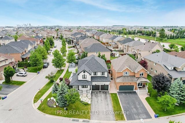 162 Corner Brook Cres, House detached with 4 bedrooms, 4 bathrooms and 6 parking in Vaughan ON | Image 35