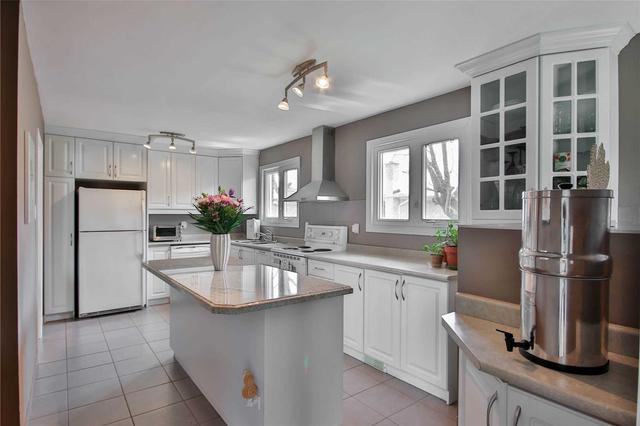 9 Lowbank Crt, House semidetached with 4 bedrooms, 2 bathrooms and 3 parking in Toronto ON | Image 23