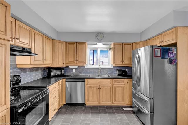 288 Main Street, House detached with 3 bedrooms, 2 bathrooms and 8 parking in North Middlesex ON | Image 4
