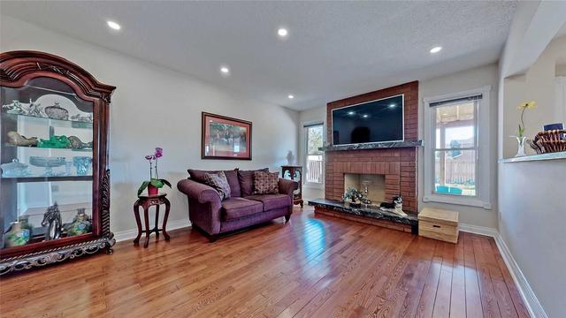 19 Croteau Cres, House detached with 4 bedrooms, 4 bathrooms and 4 parking in Vaughan ON | Image 5