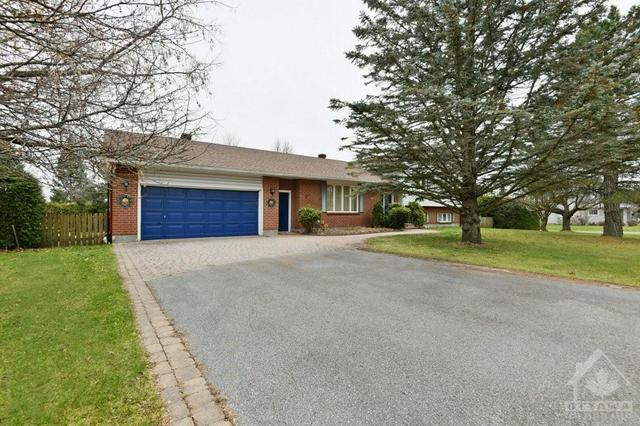 108 Inniskillin Drive, House detached with 3 bedrooms, 3 bathrooms and 6 parking in Ottawa ON | Image 3