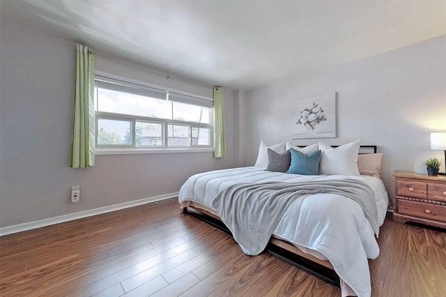 136 Purpledusk Tr, Townhouse with 4 bedrooms, 2 bathrooms and 3 parking in Toronto ON | Image 2