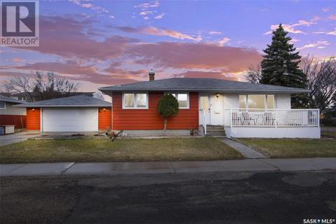 3 Walden Crescent, House detached with 5 bedrooms, 2 bathrooms and null parking in Regina SK | Card Image