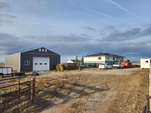 233055 Rge Rd 250, House detached with 2 bedrooms, 3 bathrooms and 14 parking in Wheatland County AB | Image 16