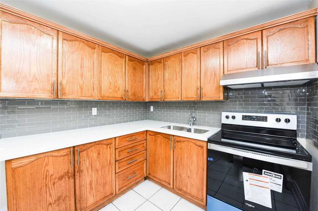 83 Darras Crt, Townhouse with 3 bedrooms, 2 bathrooms and 1 parking in Brampton ON | Image 4