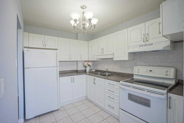 809 - 530 Lolita Gdns, Condo with 3 bedrooms, 1 bathrooms and 1 parking in Mississauga ON | Image 3