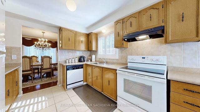 136 Fawcett Tr, House detached with 3 bedrooms, 2 bathrooms and 5 parking in Toronto ON | Image 5