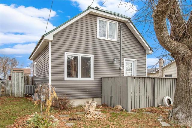 3633 Champlain Street, House detached with 2 bedrooms, 1 bathrooms and 4 parking in Clarence Rockland ON | Image 2
