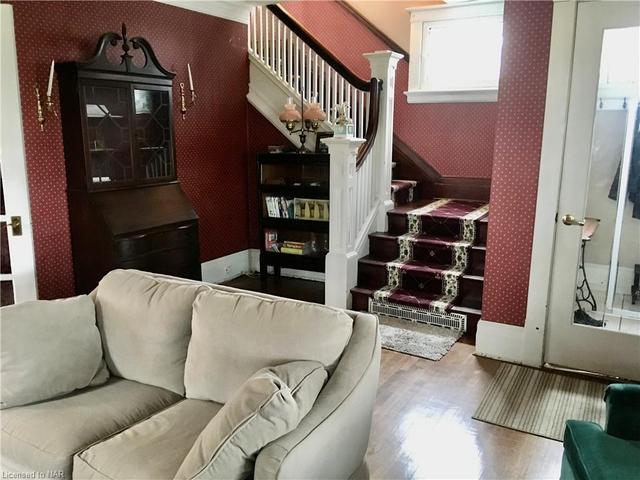 61 Welland Street S, House detached with 4 bedrooms, 1 bathrooms and 5 parking in Thorold ON | Image 3