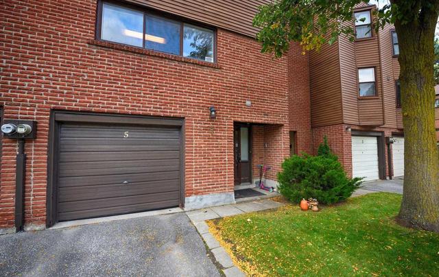 5 Grass Meado Way, Townhouse with 3 bedrooms, 3 bathrooms and 1 parking in Toronto ON | Image 1