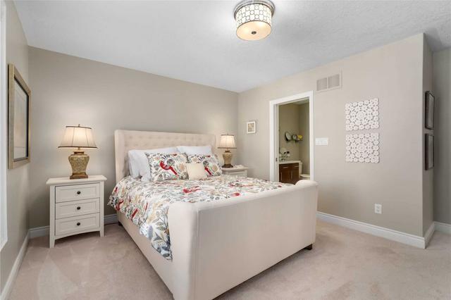 17 White Oaks Rd, Townhouse with 2 bedrooms, 3 bathrooms and 2 parking in Barrie ON | Image 11