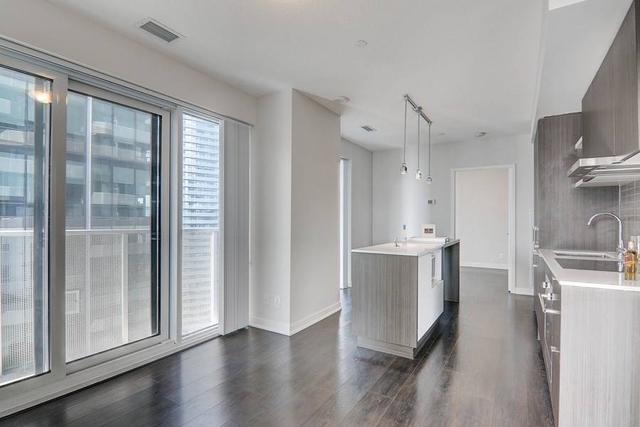 3010 - 100 Harbour St, Condo with 3 bedrooms, 2 bathrooms and 1 parking in Toronto ON | Image 11