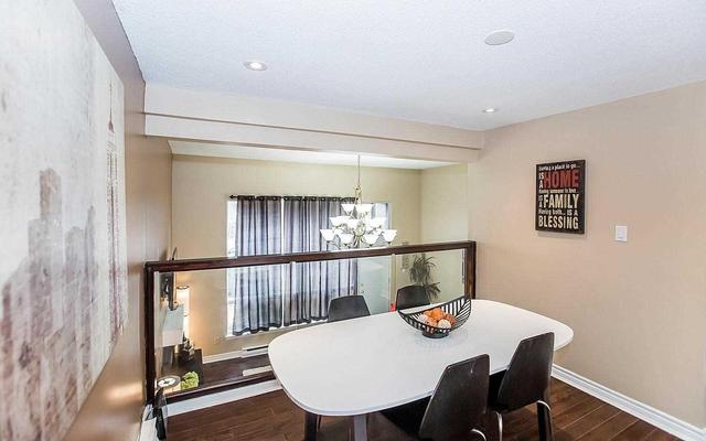 81 Darras Crt, Townhouse with 3 bedrooms, 2 bathrooms and 2 parking in Brampton ON | Image 11