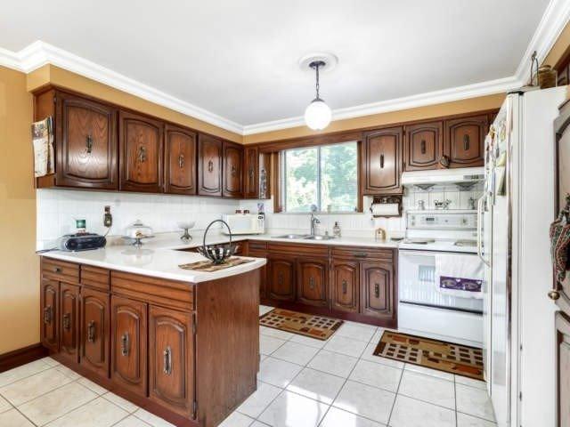 449 Queens Dr, House detached with 4 bedrooms, 4 bathrooms and 6 parking in Toronto ON | Image 2