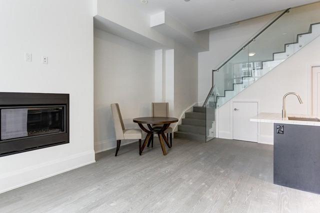 Th9 - 101 Erskine Ave, Townhouse with 3 bedrooms, 3 bathrooms and 1 parking in Toronto ON | Image 3
