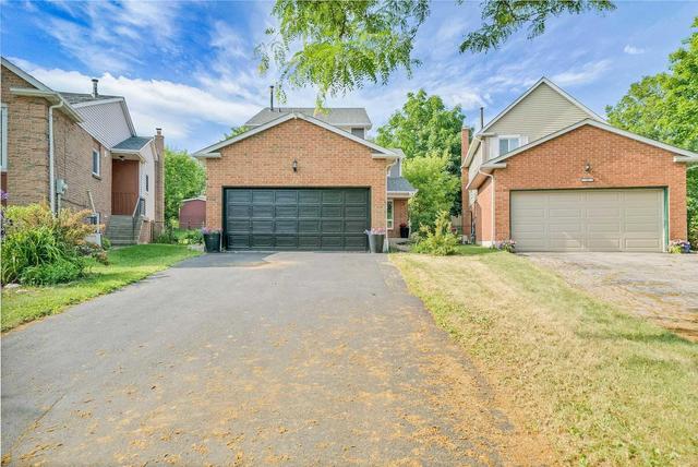 14 Barrow Crt, House attached with 3 bedrooms, 4 bathrooms and 4 parking in Whitby ON | Image 2