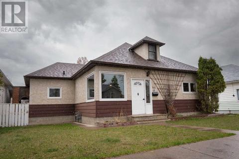 732 12b Street N, House detached with 2 bedrooms, 1 bathrooms and 2 parking in Lethbridge AB | Card Image