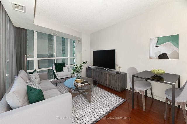 1001 - 30 Grand Trunk Cres, Condo with 1 bedrooms, 1 bathrooms and 0 parking in Toronto ON | Image 3