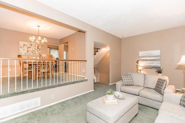 109 Poplar Cres, Condo with 4 bedrooms, 2 bathrooms and 2 parking in Aurora ON | Image 4