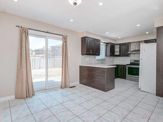 56 Woolridge Crt, House detached with 3 bedrooms, 4 bathrooms and 6 parking in Brampton ON | Image 4
