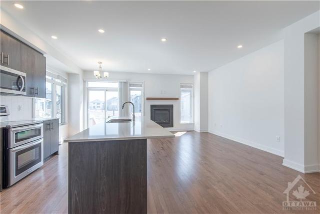 853 Solarium Avenue, Townhouse with 3 bedrooms, 3 bathrooms and 2 parking in Ottawa ON | Image 6