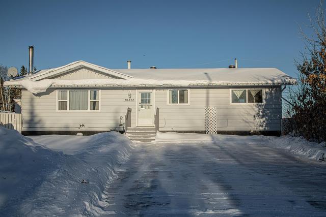 10512 98 Avenue, House detached with 5 bedrooms, 2 bathrooms and 2 parking in Mackenzie County AB | Image 1