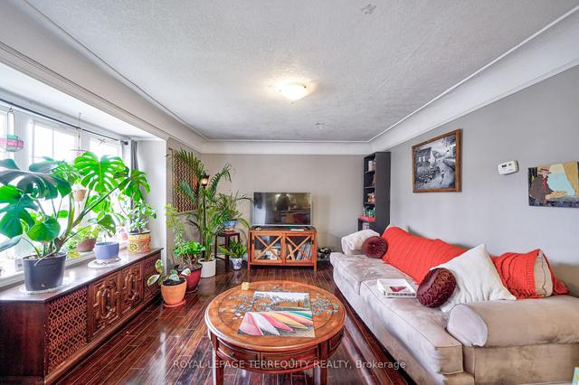 453 East 37th St, House detached with 3 bedrooms, 2 bathrooms and 4 parking in Hamilton ON | Image 2