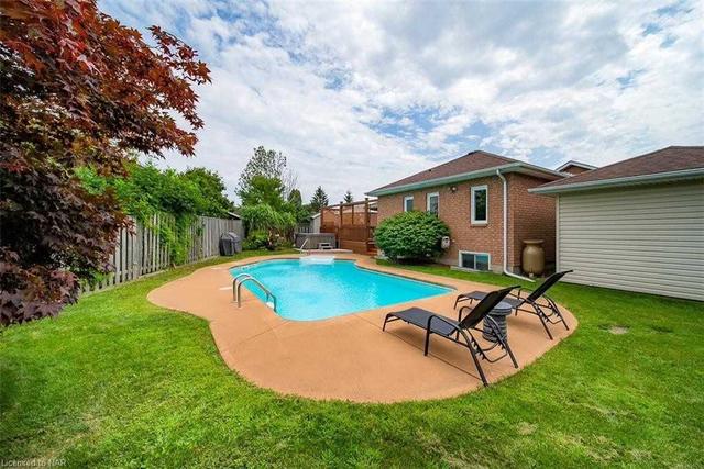 7967 Oakridge Dr, House detached with 3 bedrooms, 3 bathrooms and 8 parking in Niagara Falls ON | Image 11