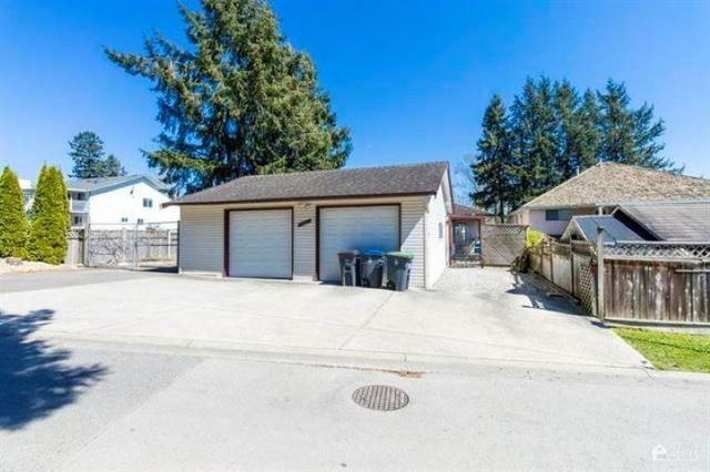 7877 168 Street, House detached with 3 bedrooms, 2 bathrooms and 4 parking in Surrey BC | Image 2