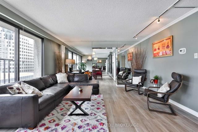 1318 - 55 Harbour Sq, Condo with 2 bedrooms, 2 bathrooms and 1 parking in Toronto ON | Image 12