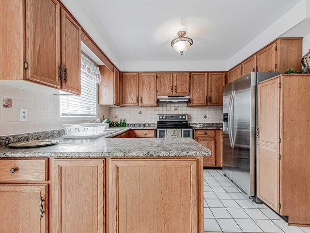 53 Coronation Circ, House detached with 4 bedrooms, 4 bathrooms and 4 parking in Brampton ON | Image 5